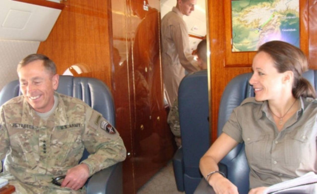 Βίντεο: Έρευνα του FBI στο σπίτι της ερωμένης του Πετρέους