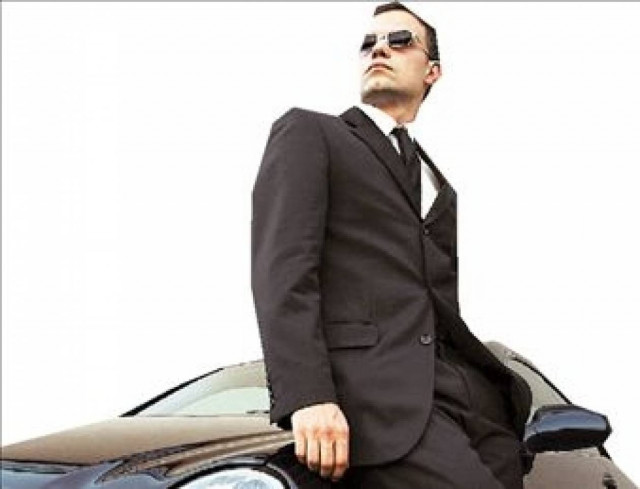 Spiegel: «Oι πλούσιοι Έλληνες παρακολουθούν χαλαροί την κρίση...»