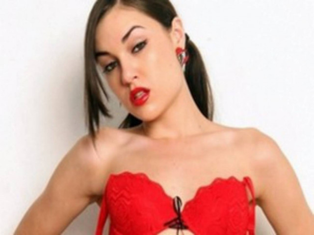 Η διάσημη Ελληνίδα πορνοστάρ έγινε συγγραφέας!