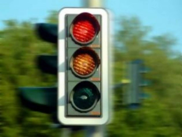 Χαλκίδα: Καρφώθηκε με το αυτοκίνητό του σε φανάρι