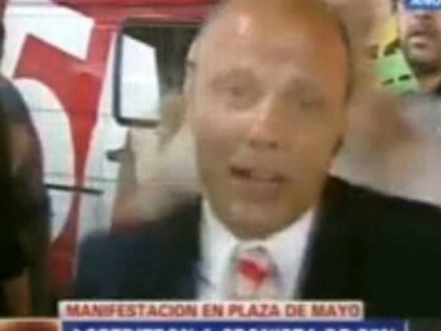 Βίντεο – ΣΟΚ: Γρονθοκόπησε δημοσιογράφο σε απευθείας σύνδεση!