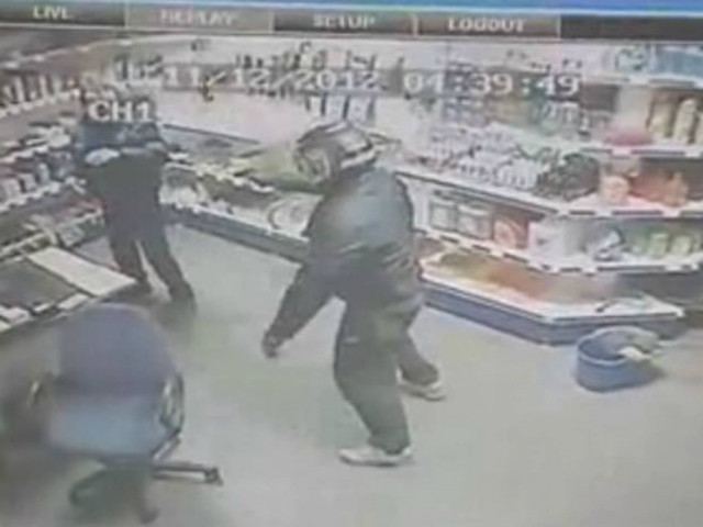 Πάτρα: Ληστής χτυπάει υπάλληλο βενζινάδικου (vid)