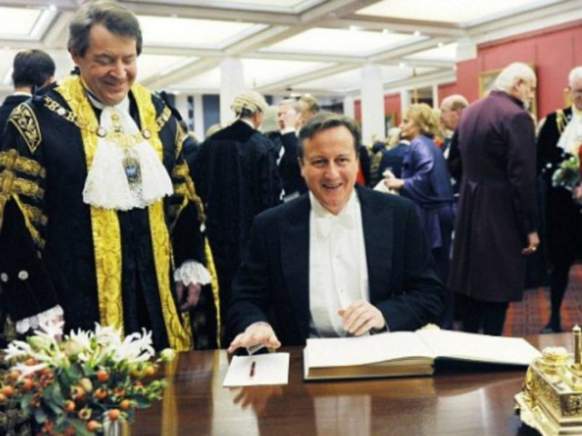 O πρωθυπουργός της Βρετανίας ξέχασε να... κουμπωθεί! (pics)