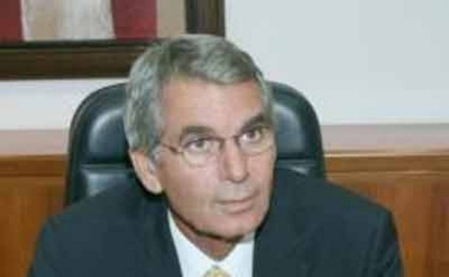 Χλωρακιώτης: Δεν θα διώξουμε τους μισούς υπαλλήλους