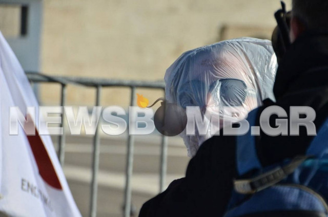 Συγκέντρωση έξω από τη Βουλή: «Μας προκαλείτε ασφυξία» (pics)