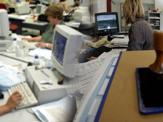 Αγωνία για τους δημοσίους υπαλλήλους που τίθενται σε διαθεσιμότητα