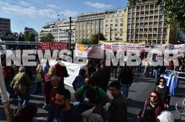 Ξεκίνησε το συλλαλητήριο των ΓΣΕΕ-ΑΔΕΔΥ – Κλείνουν οι δρόμοι (pics)