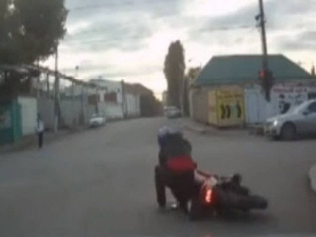 Βίντεο: Ο πιο... τραγικός οδηγός μηχανής που έχετε δει