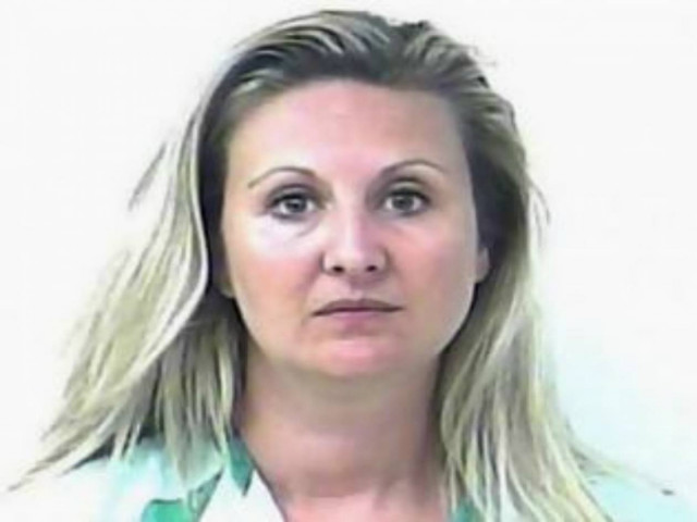 Την έπιασαν σε πάρκινγκ να κάνει σεξ με 16χρονο μαθητή της!