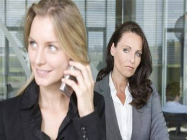 Γιατί οι γυναίκες κοιτάζουν άλλες γυναίκες;