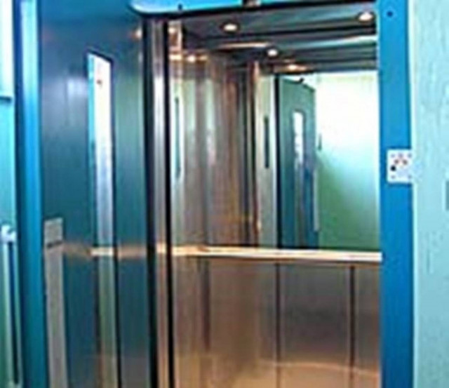 Γιατί τα ασανσέρ έχουν καθρέφτες;