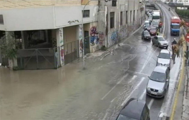 Πειραιάς: Σπασμένος αγωγός της ΕΥΔΑΠ προκαλεί κυκλοφοριακό χάος