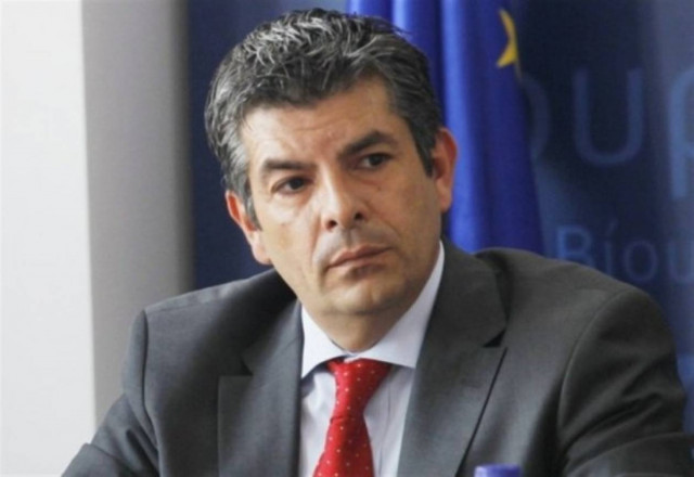 Πριν από λίγο: Πέταξαν καφέδες και έφτυσαν τον υφυπουργό Παιδείας