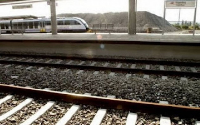 Σοκ: Άνδρας έπεσε στις γραμμές του τρένου από γέφυρα!