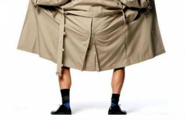 Της έδειξε το μόριό του και του έδειξε το όπλο της...