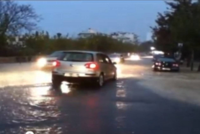 Bίντεο: Οι δρόμοι μετατράπηκαν σε χείμμαρους στο Ηράκλειο