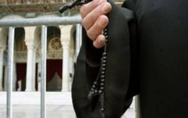 Απίστευτο! Παπάς διέκοψε λειτουργία για να απαντήσει στο κινητό