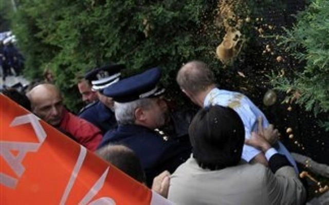 Το ΚΚΕ καταδικάζει τις συλλήψεις για τον προπηλακισμό του πρόξενου