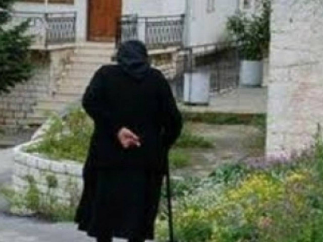 ΣΟΚ: Τραβoύσε τη χρυσή αλυσίδα ... μαζί και τη γιαγιά