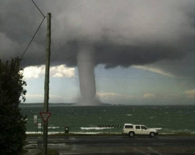 Βίντεο: Γιγάντιος θαλάσσιος σίφουνας στην Αυστραλία