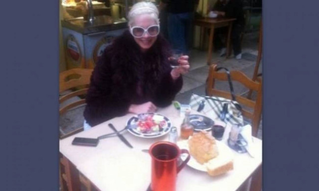 Η Τζούλια επέστρεψε από τη Βιέννη και τρώει κοψίδια!