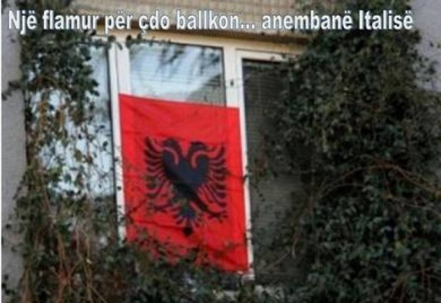 Η αλβανική σημαία σε κάθε μπαλκόνι της …Ιταλίας!