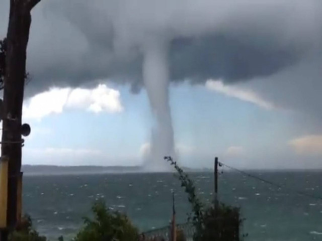Σπάνιο θέαμα: Εντυπωσιακός πίδακας νερού στις ακτές της Αυστραλίας