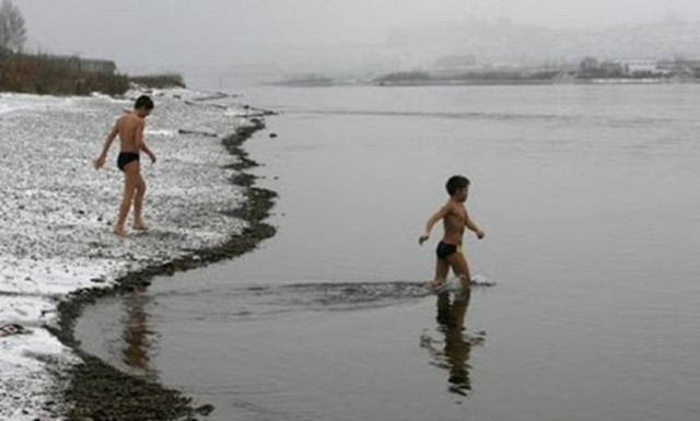 Κάνοντας βουτιές στα χιόνια (pics)