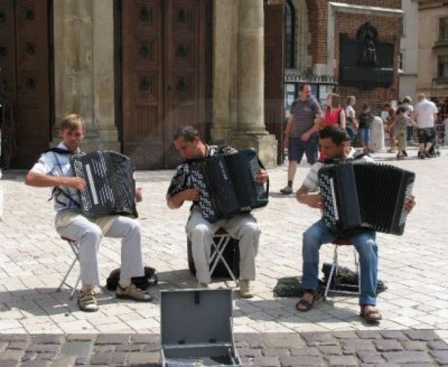 Πρόστιμο σε μουσικούς του δρόμου «για έρανο χωρίς άδεια»