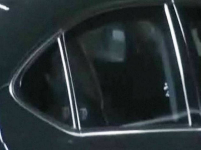 Βίντεο: Ζευγάρι «κόλλησε» στην κίνηση και το έριξε στο σεξ...