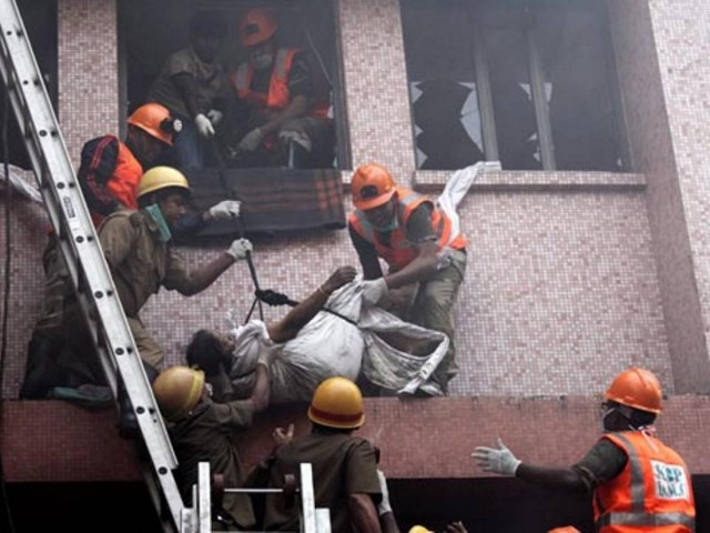 Στις φλόγες πολυώροφο κτίριο στο Νέο Δελχί