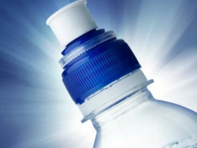 Απίστευτο: Γέμισε το μπουκάλι με...