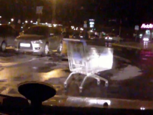 Απίστευτο βίντεο: Το... στοιχειωμένο καροτσάκι σούπερ-μάρκετ!