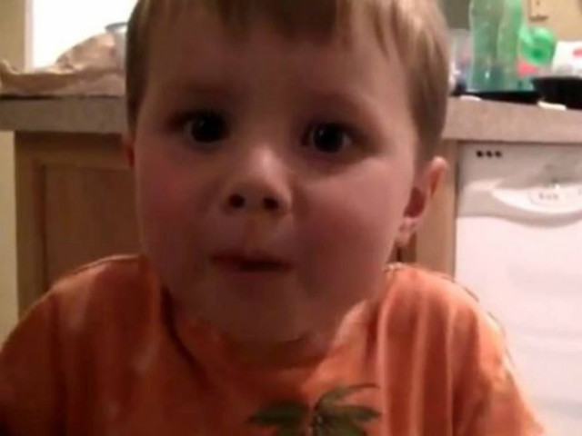 Βίντεο: 3χρονος δοκιμάζει για πρώτη φορά ξινή καραμέλα