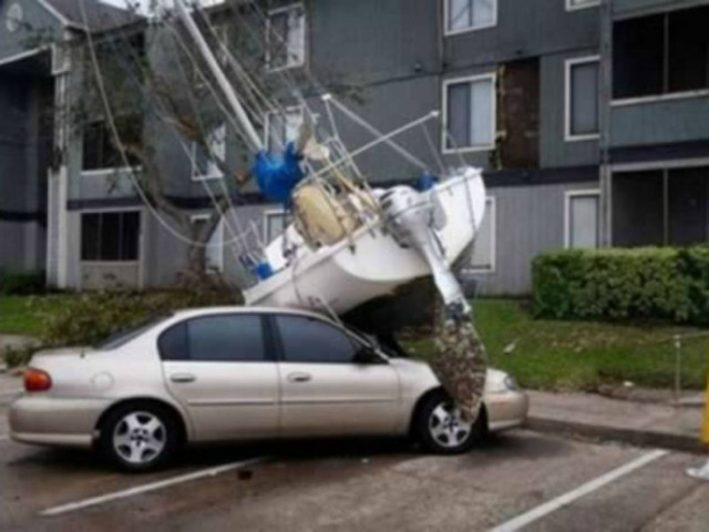 Απίστευτες φωτογραφίες με αντικείμενα που προσγειώθηκαν σε Ι.Χ.