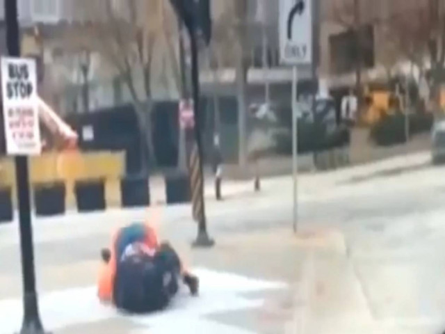 Βίντεο: Άγριο ξύλο μεταξύ αστυνομικού και ενός... κλόουν