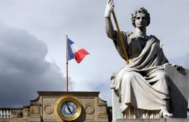 Σε αποτυχία του Σαρκοζί απέδωσε την υποβάθμιση η κυβέρνηση Ολάντ