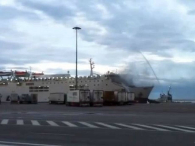 Πάτρα: Σε εξέλιξη η φωτιά στο πλοίο - Κάηκαν 40 νταλίκες (vid)