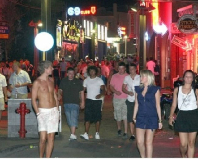 Στο εδώλιο έξι Βρετανοί για τον ξυλοδαρμό συμπατριώτη τους στα Μάλια