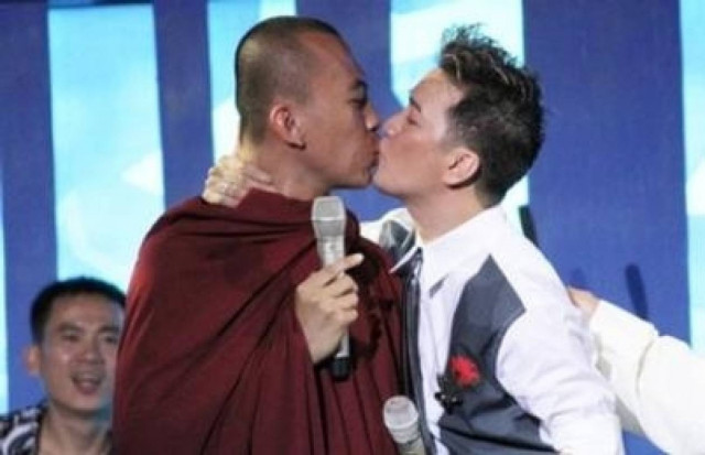 Μοναχός εγκατέλειψε μοναστήρι επειδή τον φίλησε άντρας!