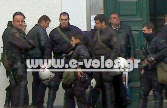 ΤΩΡΑ: Συγκέντρωση αλληλεγγύης έξω από τα δικαστήρια Βόλου (pics-video)