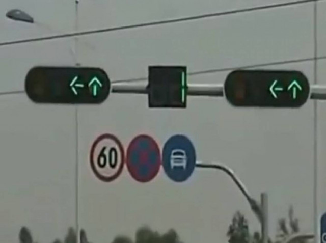 Βίντεο: Φανάρι ανάβει πράσινο για ένα δευτερόλεπτο