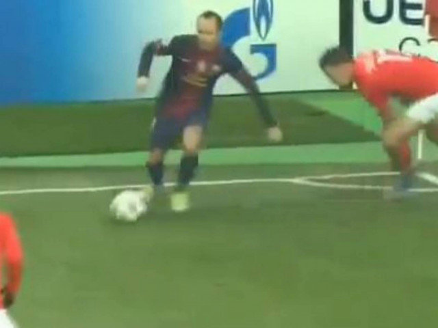 Βίντεο: O Ινιέστα μοίρασε... σακούλες στους αντιπάλους χθες βράδυ!