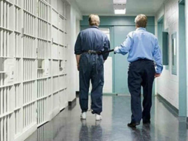 ΣΟΚ: Ιερέας βίαζε νεαρούς κρατούμενους