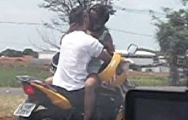 Βίντεο: Ζευγάρι φιλιόταν παθιασμένα σε μηχανή εν κινήσει!