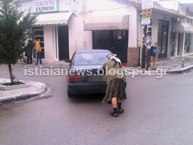 Απίθανη φωτό από Εύβοια: Ο άντρας στο τιμόνι, η γυναίκα σπρώχνει!