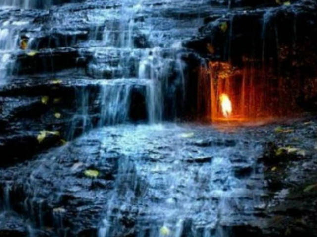 Στη βάση ενός καταρράκτη σιγοκαίει μια αιώνια φλόγα!