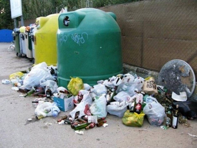 Πυρπόλησαν κάδους αντιδρώντας στην απεργία των εργαζομένων