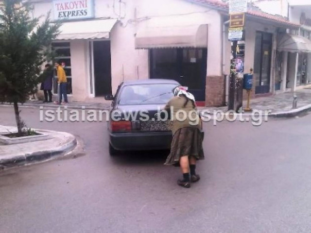 Απίστευτος: Οδηγός έβαλε τη... γυναίκα να σπρώχνει το αμάξι!
