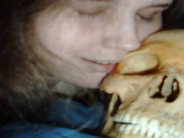 Νέες φωτογραφίες: Η νεκρόφιλη Σουηδή αγκαλιάζει και γλύφει τον σκελετό